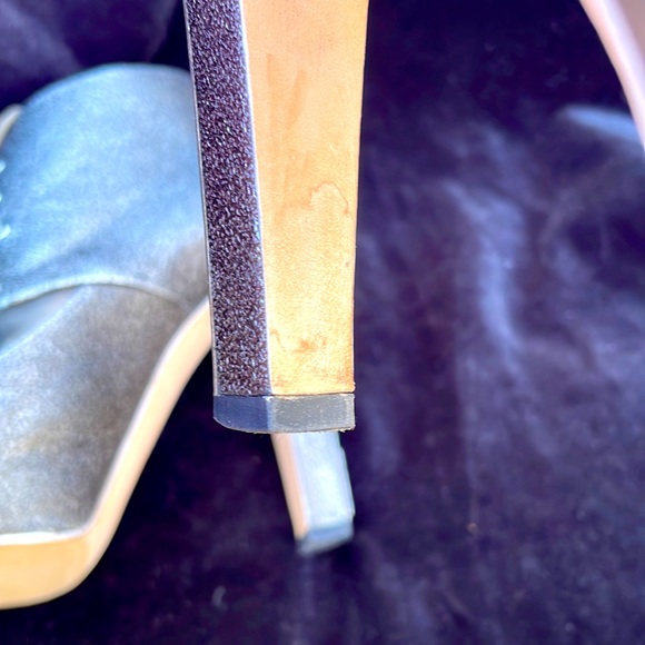 CHANEL SILVER METALLIC LEATHER  HIGH HEEL ANKLE BOOTIES ! - 9 - GORGEOUS !🔥💋 - Picture 11 of 15